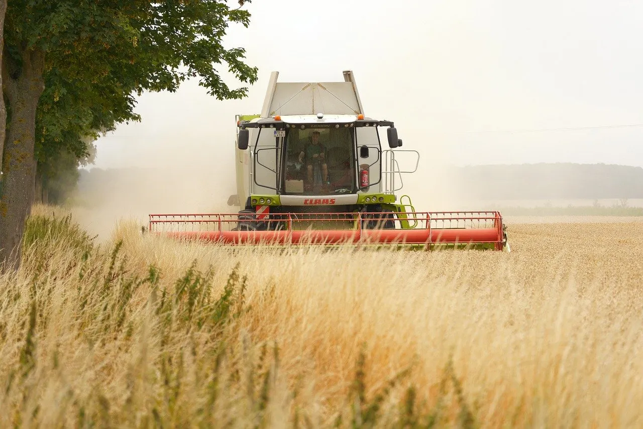 Maquinaria agrícola en el campo